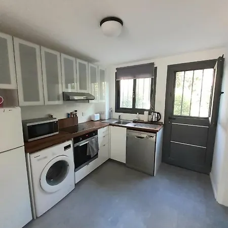 Margarita Gardens, Kato Apartman *